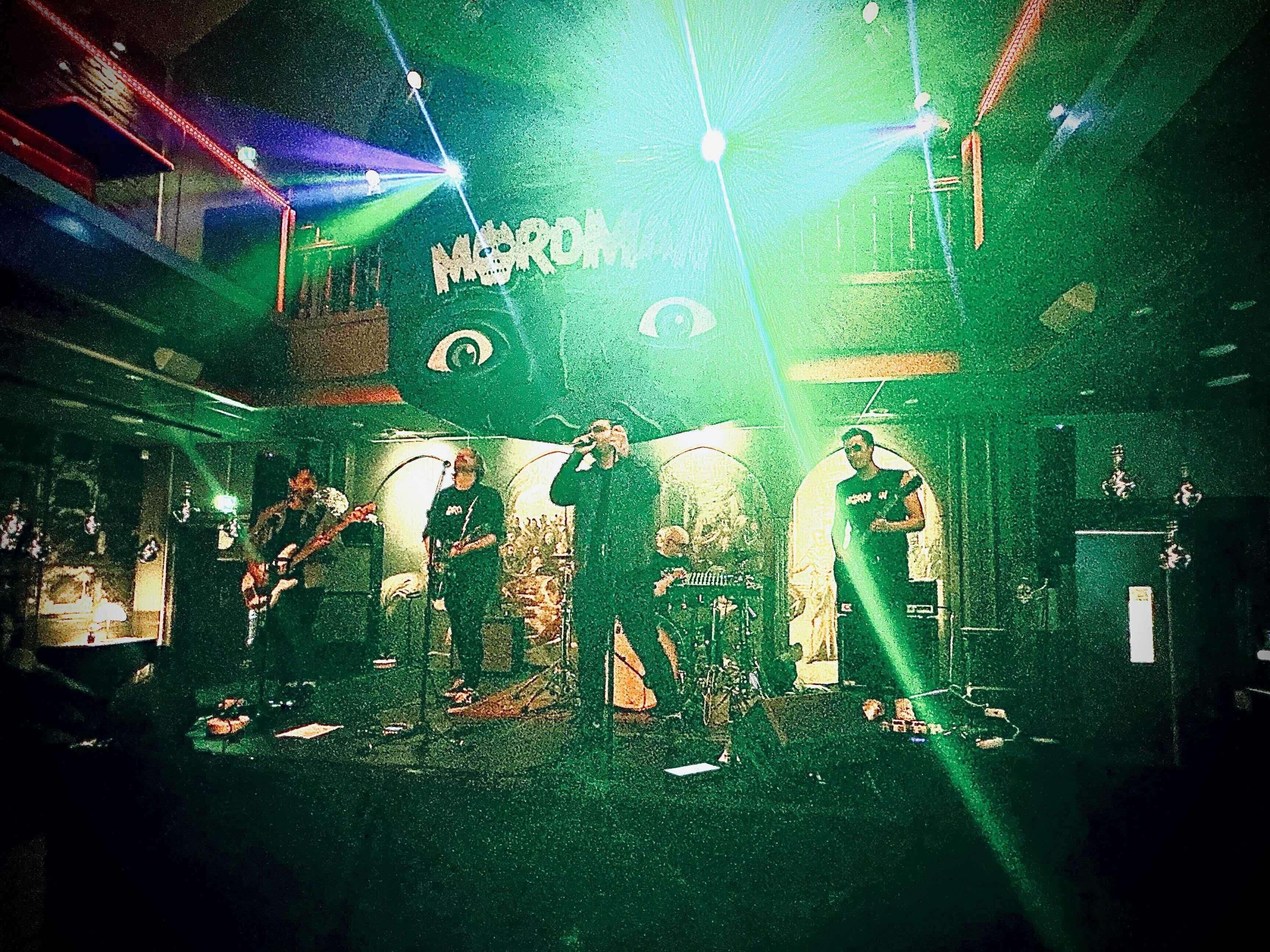 Mordman coverband från Gävle live på scen